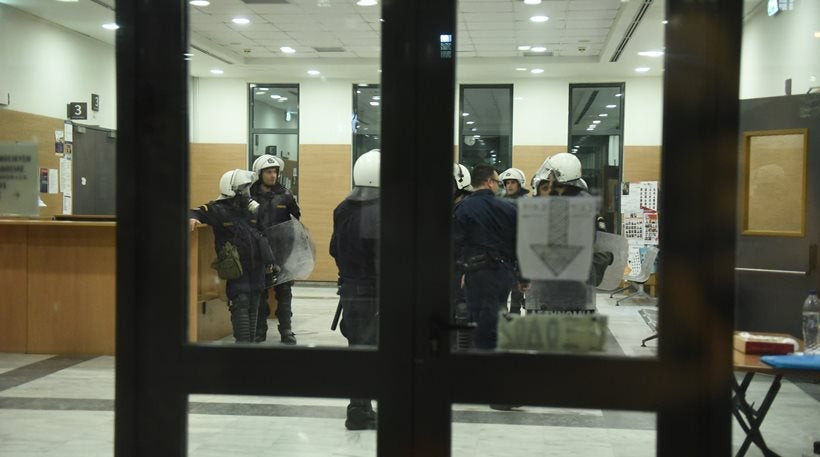 Πρόεδρος συμβολαιογράφων: Κανείς δεν μας διαβεβαιώνει ότι δεν θα εκπλειστηριάζονται και πρώτες κατοικίες